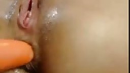 Une colombienne se met un gode dans le cul à la webcam