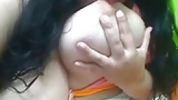 Une grosse colombienne avec des seins énormes à la webcam V - XXX