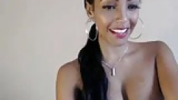 Une jolie colombienne se frotte le clitoris à la webcam