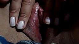 Une femme colombienne se frotte le clitoris - Vidéo porno amateur