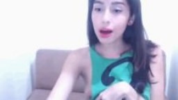 Une jeune colombienne montre son beau petit cul à la webcam - Film porno
