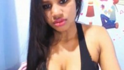 Une belle colombienne montre son corps sexy à la webcam