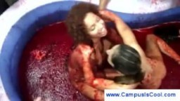 Etudiantes combattent nues dans un bain de raisin