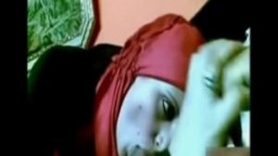 Une arabe musulmane voilée suce une bite dans un bar à chicha