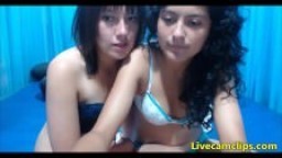 2 lesbiennes cubaines s'amusent à la webcam