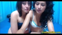 2 lesbiennes cubaines s'amusent à la webcam