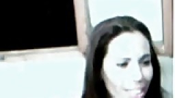 Une arabe montre ses seins à la webcam