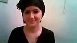 Une arabe montre ses seins à la caméra