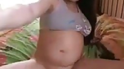 Jeune femme enciente se masturbe les deux trous à la webcam