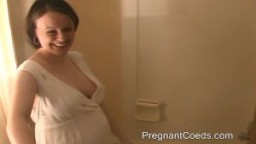 Jennifer femme enceinte à gros seins