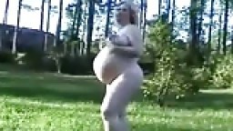 Femme enceinte dehors