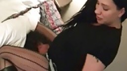 Femme enceinte assise sur son visage