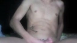 Un espagnol avec un piercing à la bite se branle à la webcam