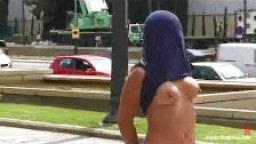 Une espagnole nue exhibée dans la rue
