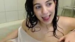 Jeune espagnole rondelette à gros seins dans son bain