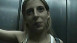 Une espagnole montre ses gros seins dans un ascenseur