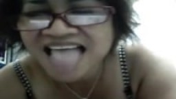 Mature thailandaise se masturbe à la webcam