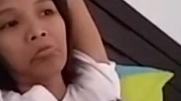 Une jeune thailandaise montre ses beaux seins à la webcam
