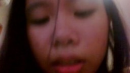 Une jeune thailandaise couine à chevaucher une bite face à la webcam