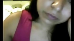 Gloria, une jeune mexicaine montre ses seins à la webcam