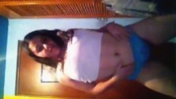 Une jeune mexicaine montre ses gros seins à la webcam