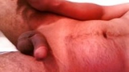 Un mexicain masturbe sa petite bite