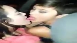 Des mexicaines s'embrassent et se lèchent les seins dans une voiture