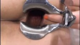Une mexicaine à gros cul s'ouvre l'anus avec un speculum