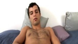 Un jeune mexicain se branle sur le lit