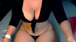 Strip tease d'une mexicaine avec un gros cul et des gros seins
