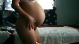 Femme enceinte mexicaine à la webcam