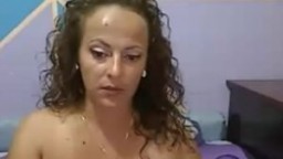 Milf latine joue avec son anus à la webcam