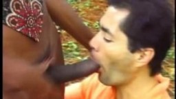 Un latino profite d'une grosse bite dans son cul
