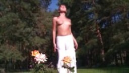 Jeune américaine nue dans le jardin