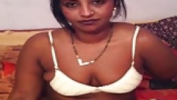 Une indienne montre ses seins à la caméra 1091