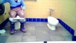 Une grosse indienne filmée en train de pisser dans les toilettes