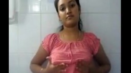 L'indienne Sunita montre ses seins à la webcam