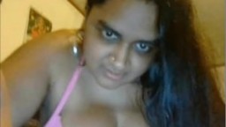 Une grosse indienne toute excitée à la webcam