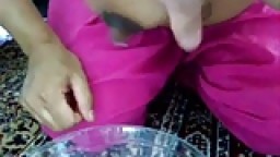 Une indienne se sort le lait dans un saladier
