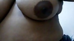 Une grosse indienne montre ses seins énormes à la webcam 1003