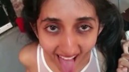 Une jeune indienne à genoux suce une bite 2