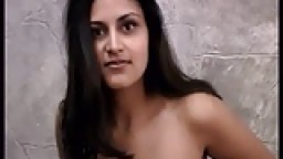 Une indienne bien chaude fait un striptease