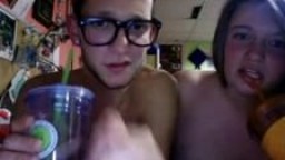 Couple d'étudiants américains devant la webcam (fellation)