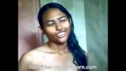 Une indienne dans la douche est rejoint par son mec hd