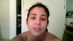 Une jolie brésilienne nue se passe de la lotion sur le corps