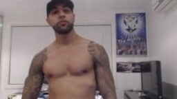 Un gay musclé et tatoué se branle à la webcam hd