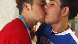 Des jeunes gays latinos préfèrent baiser que cuisiner