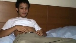 Un jeune gay thailandais se branle la bite jusqu'à éjaculer hd
