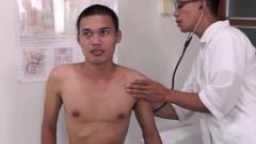 Un docteur asiatique doigte et lèche le cul de son patient hd