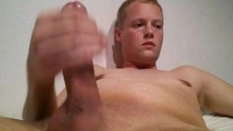 Jeune gay enregistré à la webcam